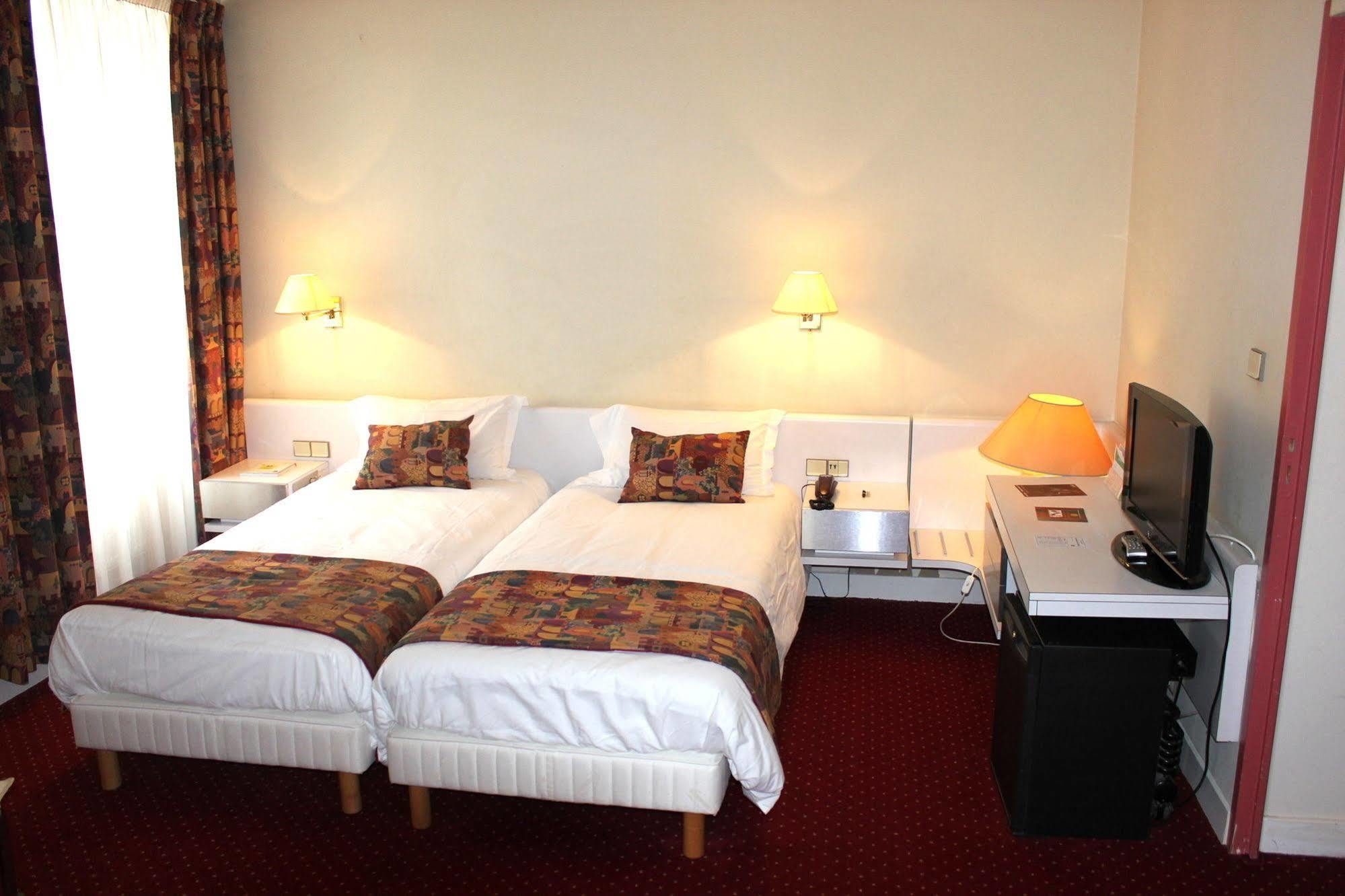 Logis Le Relais De Fusies Hotell Lacaune Exteriör bild